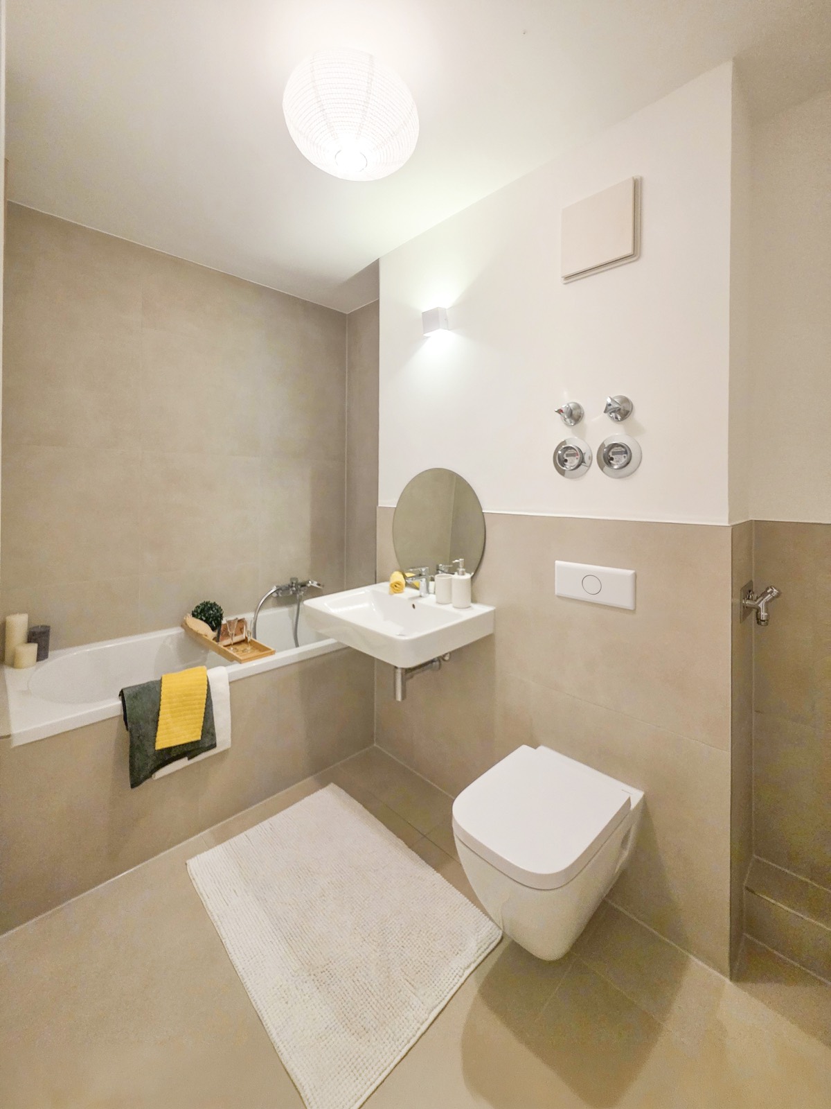 Neu gestaltetes Bad mit Wanne und Waschtisch