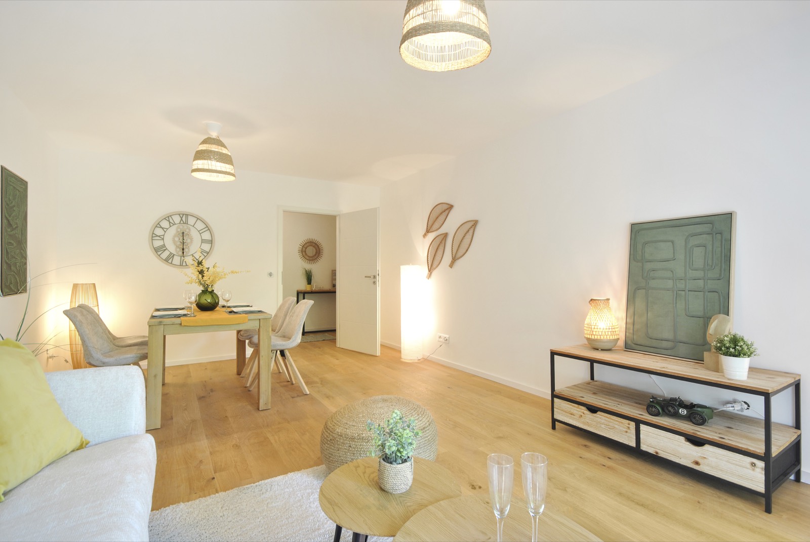 Wohnbereich mit Esstisch und Sideboard