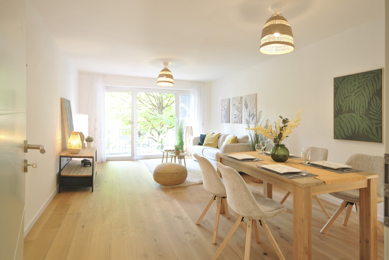 Fertig renoviertes Wohn- und Esszimmer mit Eichenparkett